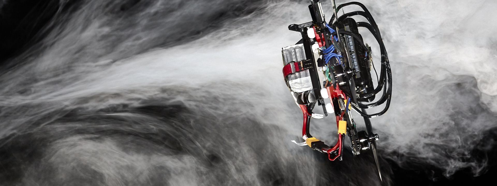 Eine Drohne vom UZH-Team um Davide Scaramuzza wird getestet.