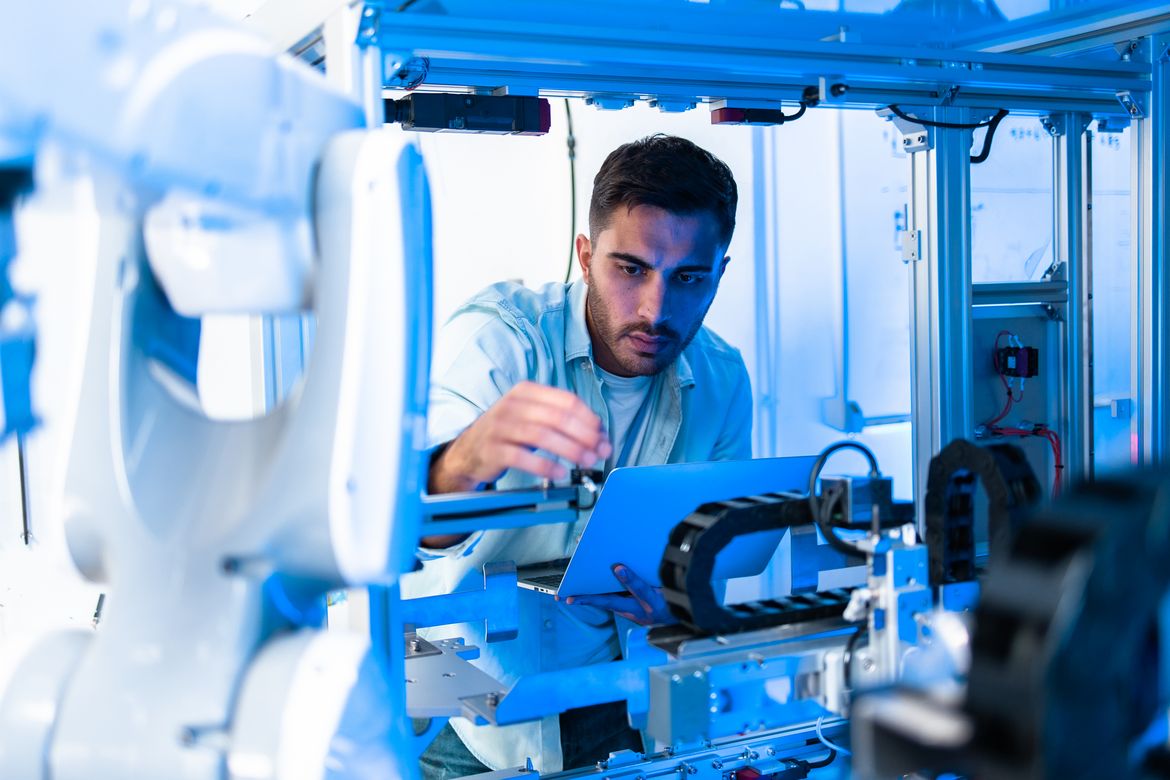 Ein Team von Ingenieuren führt ein Experiment mit Robotern durch.