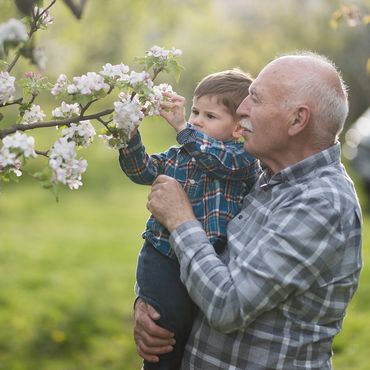 Ein Opa bestaunt mit seinem Enkelkind die zauberhafte Flora. 