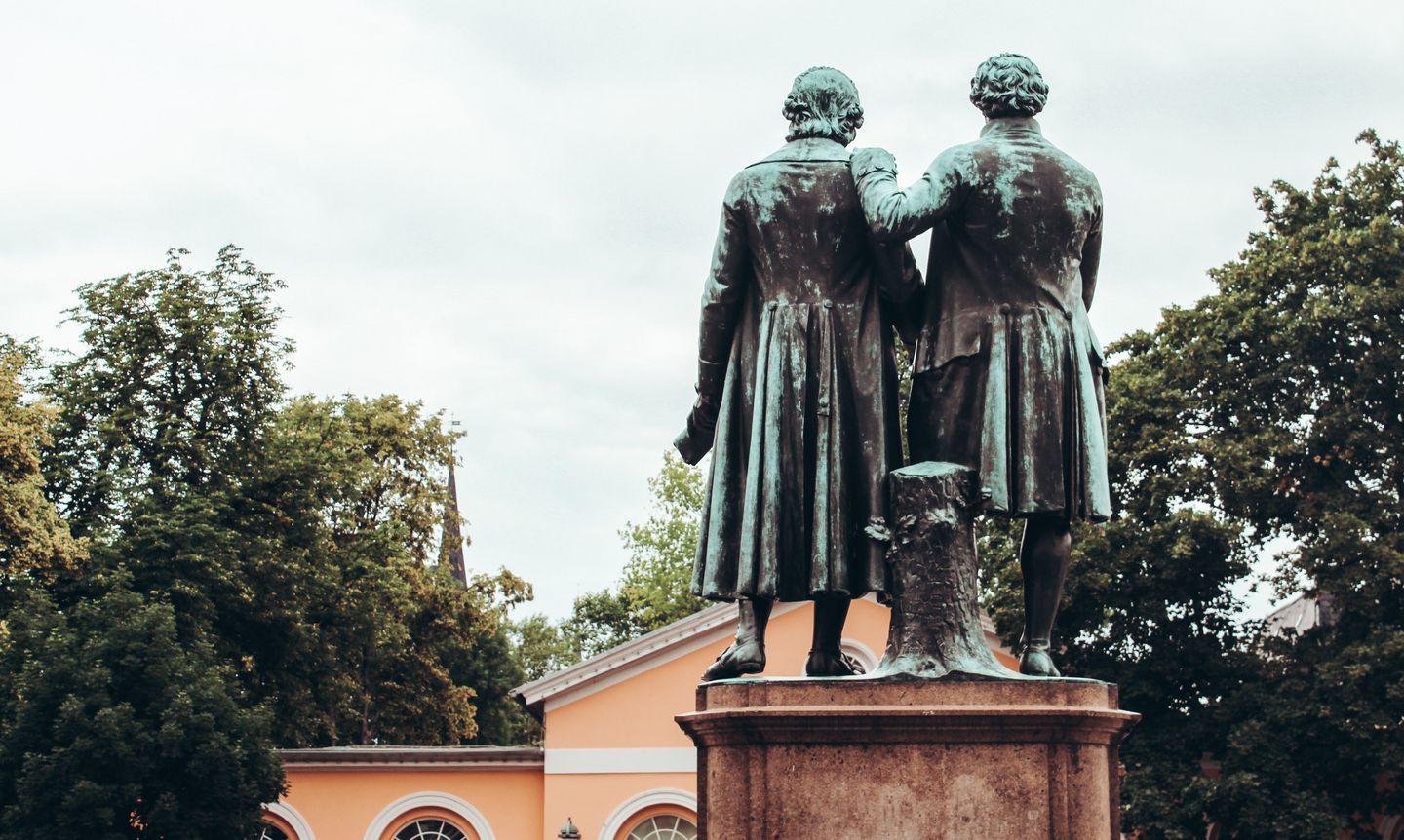Statuen von Goethe und Schiller in Weimar.