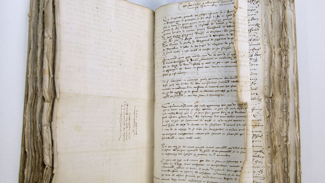 Das Bild zeigt ein geöffnetes Buch, das die Briefe Bullingers zusammenbindet und Einblick in einen Brief gewährt..