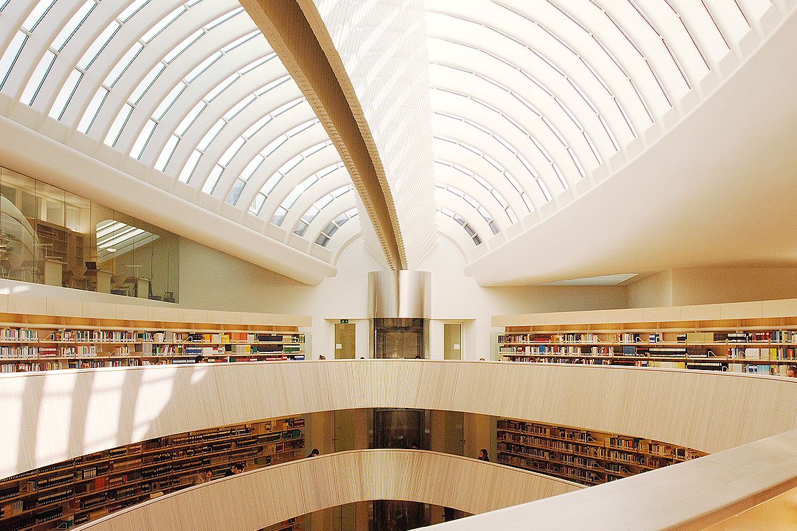 Helle Dachkonstruktion der Calatrava-Bibliothek der rechtswissenschaftlichen Fakultät an der UZH.