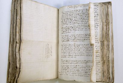 Das Bild zeigt ein geöffnetes Buch, das die Briefe Bullingers zusammenbindet und Einblick in einen Brief gewährt..