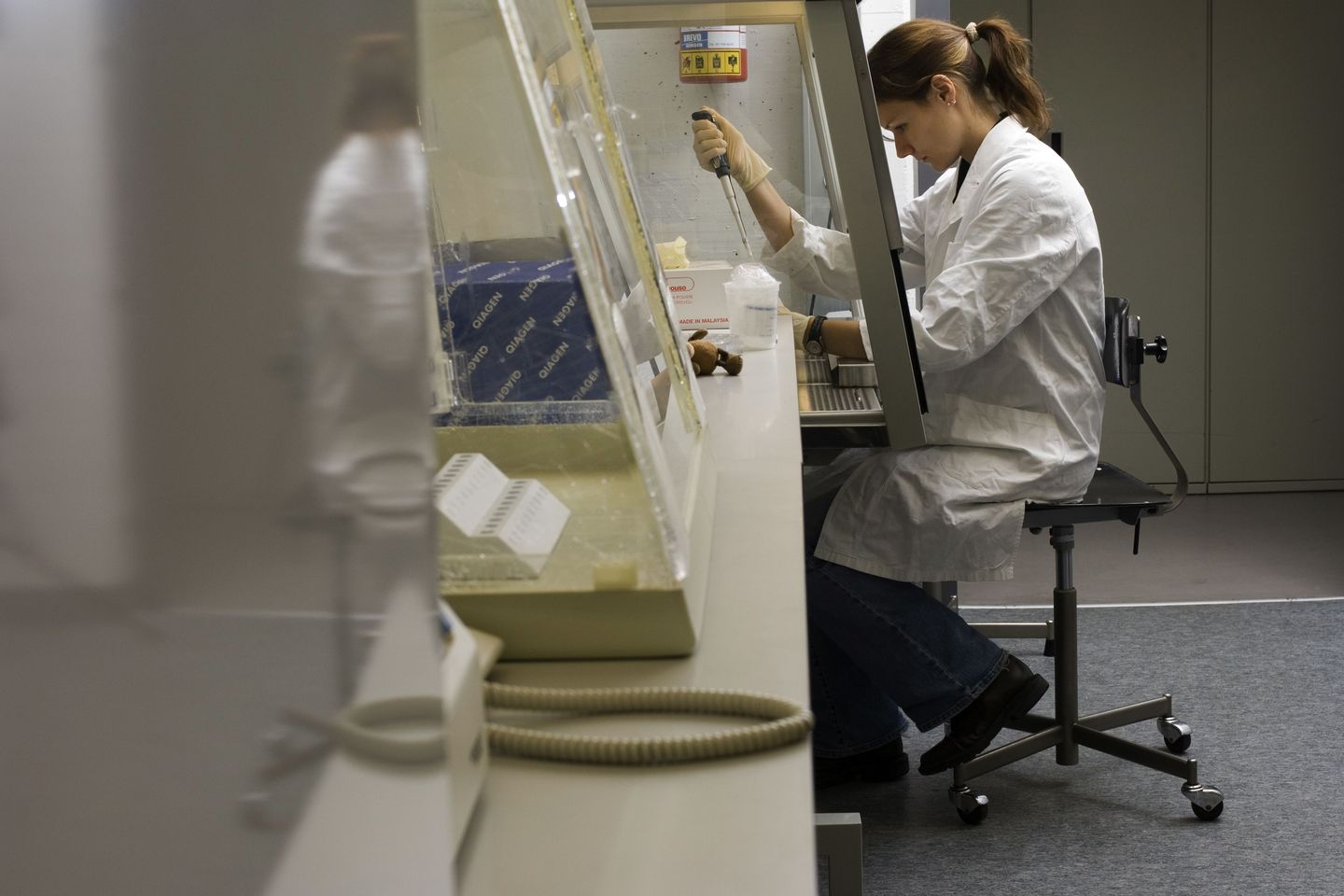 Junge Medizinstudentin arbeitet konzentriert im Labor.