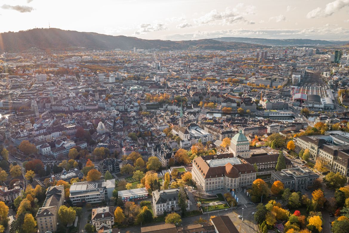 Eine Luftaufnahme von Zürich in Richtung Uetliberg mit der Universität Zürich.