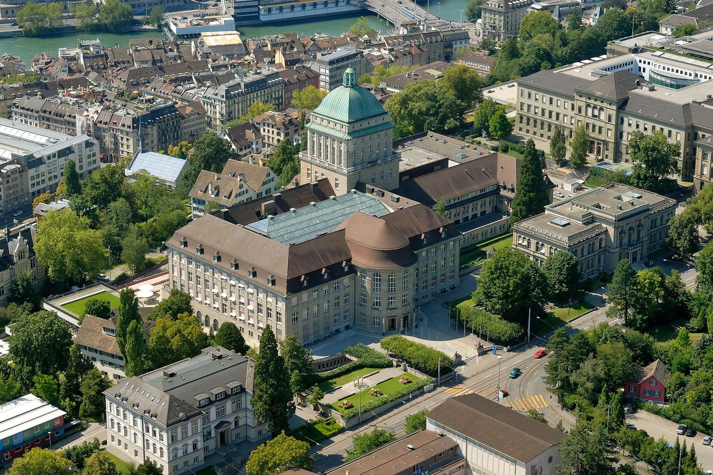 The picture shows the main building of the University of Zurich from above.